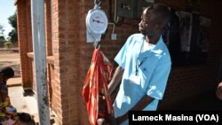 បុគ្គលិក​ពេទ្យ​ម្នាក់​កំពុង​ថ្លឹង​ទម្ងន់​កុមារ​ម្នាក់​ដែល​មាន​កង្វះ​អាហារូបត្ថម្ភ​ នៅ​ឯ​មណ្ឌល​សុខភាព​មួយ​ក្នុង​ស្រុក Balaka ប្រទេស​ម៉ាឡវី។