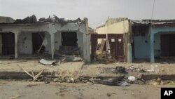 Bangunan yang hancur setelah terjadi ledakan bom bunuh diri di tempat menonton piala dunia bersama di Damaturu, Nigeria (18/6/2014). Walaupun belum ada klaim, Boko Haram diduga terlibat dalam insiden itu. 