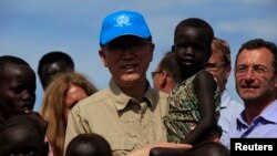Naqa sadhu - çılpaq müqəddəs hindu, Kimbh Mela festivalında. Trimbakeşvar, Hindistan.