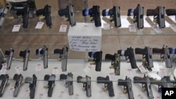 Deretan senjata api dipamerkan di sebuah toko senjata B&J di Colonie, New York (Foto: dok). Serangan di sekolah dasar Tiongkok dan Amerika yang hampir bersamaan waktunya mendorong banyak orang untuk mengamati perbedaan UU pengawasan senjata dan dampaknya di kedua negara.