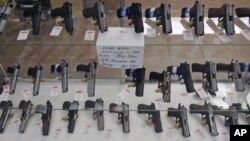 قانون اساسی آمریکا به شهروندان اجازه می دهد که برای دفاع شخصی به سلاح گرم دست ببرند