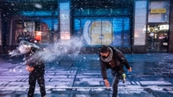 Ljudi se grudvaju na Tajms Skveru 31. januara 2021.