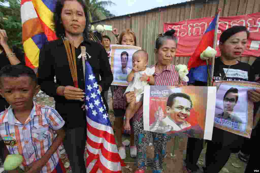 ក្រុម​សហគមន៍​មាន​ជម្លោះដីធ្លី​នៃ​សហគមន៍​បឹង​កក់ធ្វើ​យុទ្ធនាការ​&laquo;​ថ្ងៃច័ន្ទ​ពណ៌ខ្មៅ​&raquo;​នៅ​ថ្ងៃ​ច័ន្ទ ទី​០១ ខែ​សីហា​ ឆ្នាំ​២០១៦​ ដើម្បី​គោរពវិញ្ញាណក្ខន្ធ​សព​អ្នក​វិភាគ​ការអភិវឌ្ឍន៍​សង្គម​លោក ​កែម​ ឡី​ ដែល​ត្រូវ​ឃាតករ​បាញ់​សម្លាប់​កាលពី​ថ្ងៃទី​១០ ​ខែ​កក្កដា ​និង​ឲ្យ​មាន​ការ​ដោះលែង​មន្រ្តី​សិទ្ធិមនុស្ស​ចំនួន​បួន​រូប និង​មន្ត្រី ​គ.ជ.ប មួយរូប​ដែល​ជាប់​ពន្ធនាគារ​តាំង​ពី​ដើម​ខែ​ឧសភា​កន្លង​មក។ (ឡេង​ឡែន/VOA)