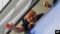 L'ancien président brésilien Luiz Inacio Lula da Silva salue les sympathisants depuis une fenêtre du siège du Syndicat des métallurgistes à Sao Bernardo do Campo, au Brésil, le samedi 7 avril 2018. (AP Photo / Nelson Antoine)