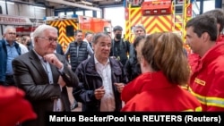 德国总统施泰因迈尔等人视察灾区，慰问当地救护人员（2021年7月17日）