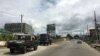 Un convoi militaire est aperçu à Libreville, la capitale du Gabon, suite à une décision de la cour constitutionnelle confirmant la victoire électorale du président Ali Bongo, le 24 septembre 2016. REUTERS / Edward McAllister - S1AEUDEHPUAB