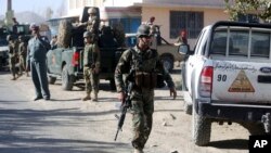 Pasukan penjaga keamanan Afghanistan tengah berjaga di sekitar lokasi serangan bom bunuh diri di Kabul (2/10).