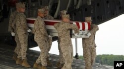 Tim marinir membawa peti jenazah Cpl.Keaton G.Coffey dalam suatu upacara serah terima jenazah di Pangkalan Angkatan Udara Dover, Delaware (26/5). Coffey, salah satu tentara AS yang gugur dalam tugas di Afghanistan.