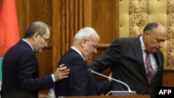 Le secrétaire général de l'Organisation de Libération de la Palestine (OLP), Saeb Erekat, au centre, le ministre jordanien des Affaires étrangères, Ayman al-Safadi, à gauche, et le ministre égyptien des Affaires étrangères, Sameh Shoukry, à droite, lors d'une conférence à Amman en Jordanie, le 14 mai 2017