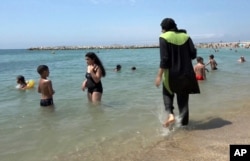 Nissrine Samali, 20, berenang di laut di Marseille, Perancis selatan, dengan mengenakan baju renang syariah, burkini. (Foto: Dok)