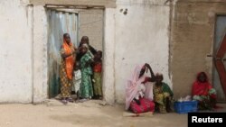 រូបឯកសារ៖ ស្ត្រី​ជនជាតិ​កាមេរូនកំពុង​​ស្ថិត​នៅ​ខាង​ក្រៅ​ផ្ទះ​របស់​ពួកគេ​ក្នុង​ក្រុង Kerawa ប្រទេស​កាមេរូន ថ្ងៃទី១៦ ខែមីនា ឆ្នាំ២០១៦។