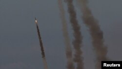 10일 가자지구에서 이스라엘을 향해 로켓이 발사되고 있다.