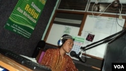 Penyiar radio komunitas pesantren di Solo, Jawa Tengah. (VOA/Yudha Satriawan)