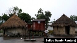 Une boite à lettre a été offert par l'entreprise Rio Tinto, à Beyla, Guinée, le 5 juin 2014.