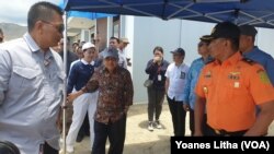 Jusuf Kalla meninjau kegiatan pembangunan Hunian Tetap (Huntap) yang dikerjakan Yayasan Kemanusiaan Buddha Tzu Chi di Kelurahan Tondo-Talise, Kota Palu Sulawesi Tengah, 7 Oktober 2019. (Foto: Yoanes Litha)