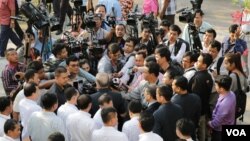 រូបឯកសារ៖ ក្រុម​អ្នក​សារព័ត៌មាន​ចោម​រោម​សួរ​លោក ​ស៊ិក ​ប៊ុនហុក ​ប្រធាន​គណៈ​កម្មាធិការ​ជាតិ​រៀប​ចំ​ការ​បោះ​ឆ្នោត ​ក្នុង​មណ្ឌល​បោះ​ឆ្នោត​មួយ​កន្លែង​នៅ​ទីក្រុង​ភ្នំពេញ ​កាល​ពីថ្ងៃទី២៥​ ខែកុម្ភៈ ​ឆ្នាំ២០១៨។​ (អូន ឆេងប៉រ/VOA)