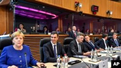 Nemačka kancelarka Angela Merkel sa drugim evropskim liderima na neformalnom okruglom stolu samita Unije posvećen problemu azilanata. Brisel, 24. jun, 2018.