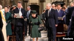 Ratu Elizabeth Inggris, didampingi Pangeran Andrew, Duke of York, menghadiri upacara syukuran mendiang Pangeran Philip, Duke of Edinburgh, di Westminster Abbey di London, Inggris, 29 Maret 2022. Richard Pohle/Pool via REUTERS
