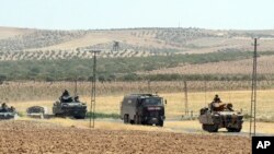 지난 27일 터키 군 병력이 국경 너머 시리아 지역에서 작전을 수행한 후 복귀하고 있다. (자료사진)