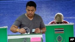 ពលរដ្ឋ​ថៃ​បោះឆ្នោត​ប្រជាមតិ​មួយ​លើ​រដ្ឋ​ធម្មនុញ្ញ​ថ្មី​នៅ​ស្ថានីយ​បោះឆ្នោត​នៅ​ក្នុង​ក្រុង​បាងកក ប្រទេស​ថៃ កាលពី​ថ្ងៃទី៧ ខែសីហា ឆ្នាំ២០១៦។