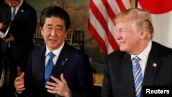 Presiden Donald Trump dan Perdana Menteri Shinzo Abe menghadiri jamuan makan malam di rumah peristirahatan Trump, Mar-a-Lago, di Palm Beach, 18 April 2018.