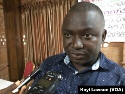 Karilôwô Até, orthophoniste qui prend en charge des enfants autistes, à Lomé, Togo, le 30 avril 2018. (VOA/Kayi Lawson)