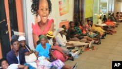 Women queue at bank to withdraw money before Zimbabwe introduces new local currency, Harare, Oct. 28, 2016.
