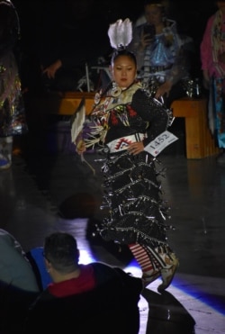 ນາງ ມາລາຍ ເຕັ້ນຊົນເຜົ່າພື້ນເມືອງ ໃນລະຫວ່າງການແຂ່ງຂັນ.