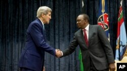 John Kerry et Uhuru Kenyatta, Nairobi, le 4 mai 2015.(AP Photo/Andrew Harnik, Pool) 