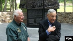 한국 전쟁 참전용사 출신인 스티븐 옴스테드 미 해병대 전 중장(오른쪽)이 26일 버지니아에 위치한 해병대 박물관의 장진호 전투 기념비 앞에서 VOA와 인터뷰를 하고 있다.