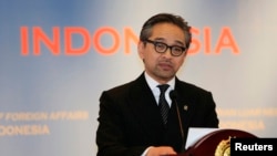 Indonesian Foreign Minister Marty Natalegawa delivers a speech at his office in Jakarta, Jan. 7, 2014.