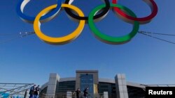 러시아 소치에서 올해 동계올림픽을 앞두고 새로 건설한 기차역에 올림픽을 상징하는 오륜이 걸려있다. (자료사진)