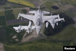 Jet tempur F-16 milik Angkatan Udara Norwedia dan jet Typhoon milik Angkatan Udara Italia berpatroli di atas Baltik dalam misi pengawasan udara NATO dari pangkalan udara Zoknai dekat Siauliai, Lithuania, 20 Mei 2015.