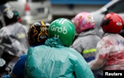 Seorang penumpang Grab di jalanan di Jakarta, Indonesia, 1 Februari 2017. (Foto: Reuters) Picture taken February 1, 2017.
