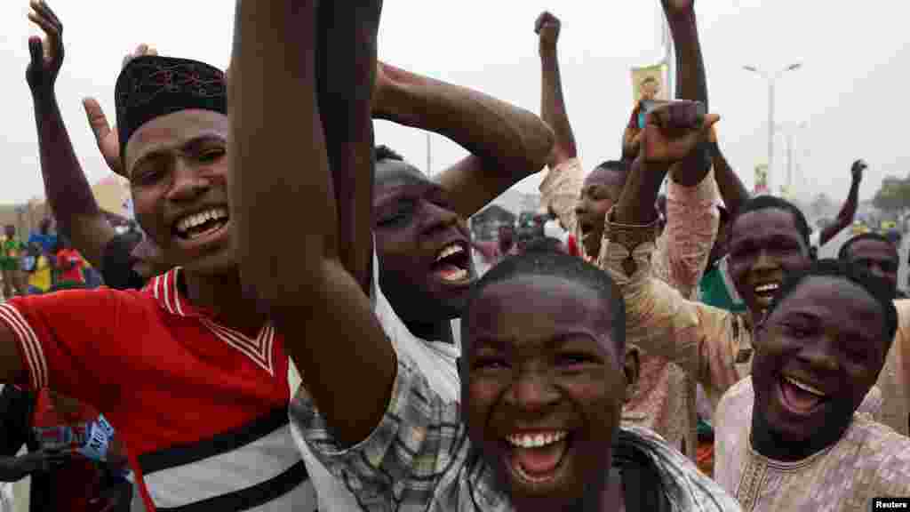 Supporters of presidential candidate Muhammadu Buhari and his All Progressives Congress (APC) party celebrate in Kano, March 31, 2015.
