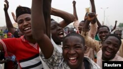 អ្នក​គាំទ្រ​បេក្ខជន​ប្រធានាធិបតី​ Muhammadu Buhari និង​គណបក្ស Alll Progressive Congress (APC) របស់​លោក​អបអរ​សាទរ​នៅ​ក្នុង​ក្រុង Kano កាលពី​ថ្ងៃទី៣១ ខែមីនា ឆ្នាំ២០១៥។