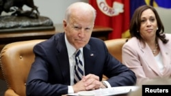 Presiden Joe Biden dan Wakil Presiden Kamala Harris‬ dalam rapat dengan kelompok bipartisan gubernur negara bagian AS, untuk membahas tentang pembangunan infrastruktur, di Gedung Putih, Washington, 14 Juli 2021. 