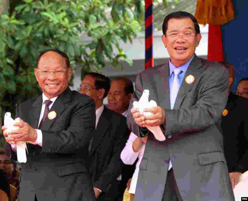 លោក​ ហេង សំរិន​ ប្រធាន​រដ្ឋសភា ​និង​លោក​នាយក​រដ្ឋ​មន្រ្តី​ ហ៊ុន សែន ​ប្រធាន​គណបក្ស​ប្រជាជន​កម្ពុជា​ប្រលែង​សត្វព្រាប​នៅ​ក្នុង​រំលឹក​ខួបទី​៦៥​នៃ​ថ្ងៃ​បង្កើត​គណបក្ស​ប្រជាជន​កម្ពុជា​នៅ​ទីស្នាក់​ការ​កណ្ដាល​គណបក្ស​ &nbsp;នៅ​រាជធានី​ភ្នំពេញ&nbsp;នៅ​ថ្ងៃ​ទី​២៨​ ខែ​មិថុនា ​ឆ្នាំ​២០១៦​។ (ឡេង ឡែន/VOA)