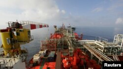 Dek kapal pengangkut, penyimpanan dan pembongkaran produksi Bluewater, Munin, mengapung di ladang minyak Lufeng, 250 kilometer tenggara Hong Kong di Laut Cina Selatan. (Foto: dok).