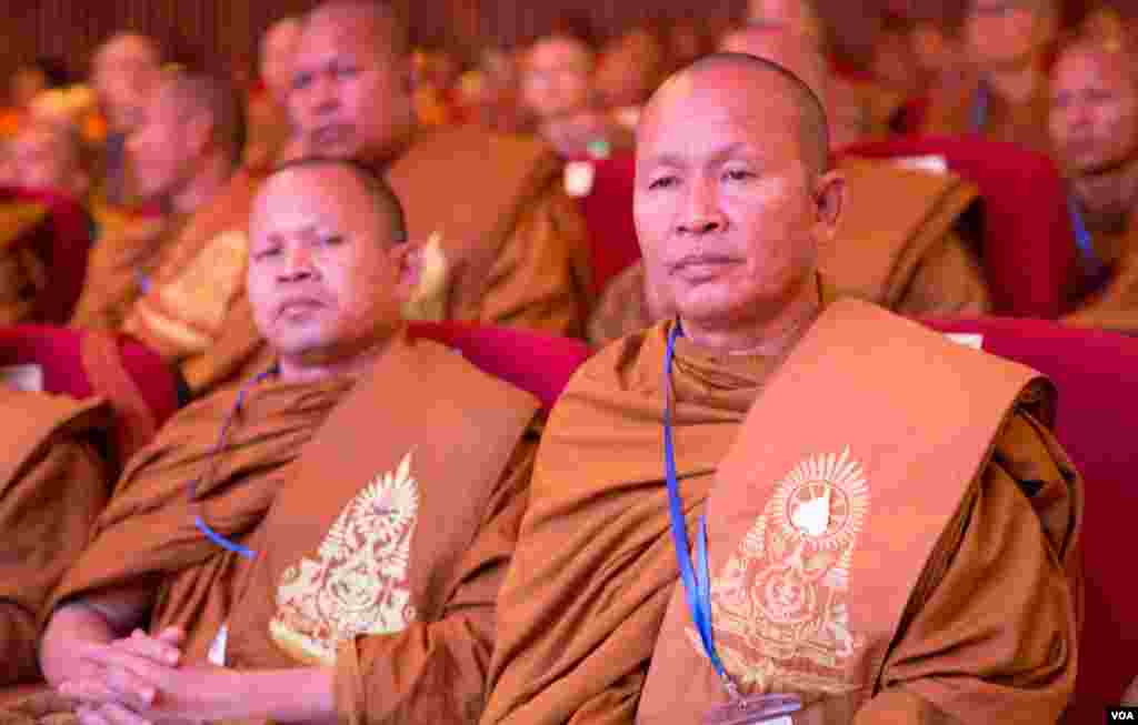 ​ព្រះសង្ឃ​ទូទាំង​ប្រទេស​ ចូលរួម​មហា​សន្និបាត​មន្ត្រីសង្ឃ​ទូទាំង​ប្រទេស​ លើកទី​២៥​ ក្នុង​រាជធានី​ភ្នំពេញ​ កាល​ពី​ថ្ងៃទី​៣០​ ខែ​មករា​ ឆ្នាំ​២០១៧។ (ហ៊ាន សុជាតា/ VOA)