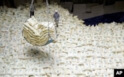 지난 2007년 한국 군산항에서 북한에 보낼 쌀을 베트남 선박에 선적하고 있다.