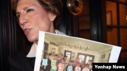 수전 숄티 북한자유연합 의장이 지난달 30일 워싱턴에서 열린 북한 인권 모임에서 라오스에서 북송된 탈북 청소년들의 사진을 들어보이고 있다.