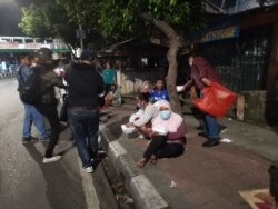Tim PSI membagikan makanan di kawasan Tanah Abang dan Karet Jakarta pada 27 April 2020. (Foto: PSI)