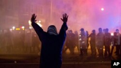 បាតុករ​ម្នាក់​តទល់​នឹង​ក្រុម​ប៉ូលិស​នៅ​ទី​ក្រុង​បាលទីម័រ​កាល​ពី​ថ្ងៃ​ទី​២៨ ខែ​មេសា ឆ្នាំ​២០១៥ កន្លង​ទៅ​នេះ។