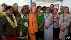 Hillary Rodham Clinton (tengah) bersama peserta 'Dialog Kesetaraan Gender' di Rarotonga, Kepulauan Cook. (Foto: AP)