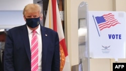 도널드 트럼프 미국 대통령이 24일 플로리다주에서 사전 투표를 마치고 투표소를 떠나고 있다. 