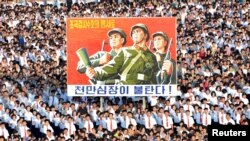 Rapat umum warga kota Pyongyang diadakan di Lapangan Kim Il Sung tanggal 9 Agustus 2017, untuk mendukung pernyataan Pemerintah Korut secara penuh dalam foto yang dirilis tanggal 10 Agustus 2017 oleh Kantor Berita Korut KCNA (KCNA via REUTERS)