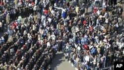 Melfu na maelfu ya waandamanaji wa Misri walokusanyika kwenye uwanja wa Tahrir mjini Cairo