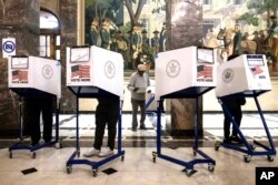 ชาวอเมริกันลงคะแนนเสียงที่คูหาเลือกตั้งในเขตบร็องซ์ นิวยอร์ก วันที่ 5 พ.ย. 2024