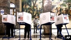 ชาวอเมริกันลงคะแนนเสียงที่คูหาเลือกตั้งในเขตบร็องซ์ นิวยอร์ก วันที่ 5 พ.ย. 2024 